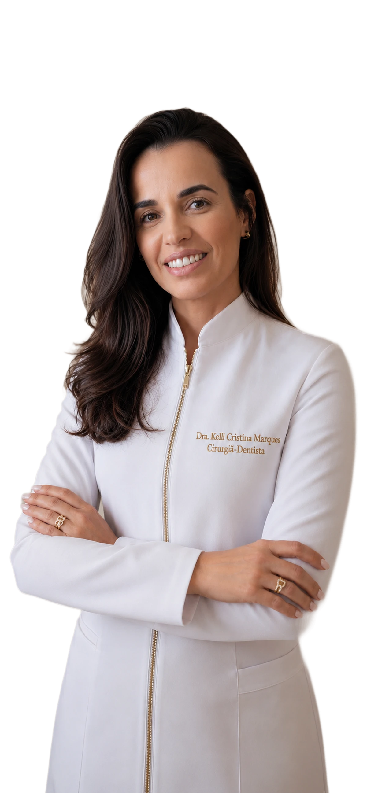 Dra. Kelli Marques, de jaleco branco com zíper e bordado dourados, sorrindo de braços cruzados